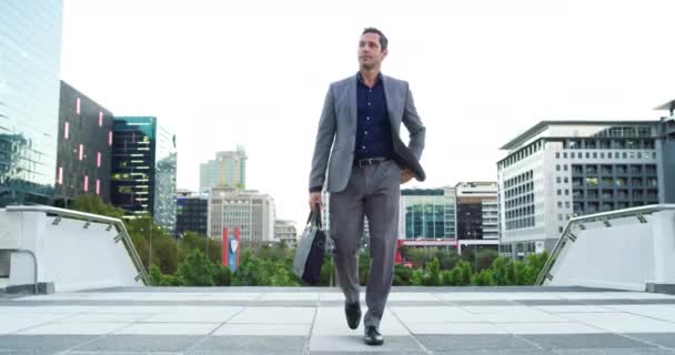 Kentsel Şehir Yürüyen Kurumsal Adam Sabah Seyahatinde Ciddi Kişi Satış — Stok video
