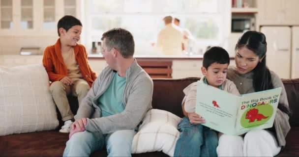 Rodzina Dzieci Matka Czytająca Synowi Salonie Swojego Domu Podczas Wizyty — Wideo stockowe