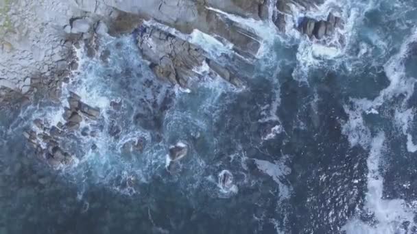 Воздушный Беспилотник Океан Скалы Водой Берегу Моря Волны Остров Наружной — стоковое видео