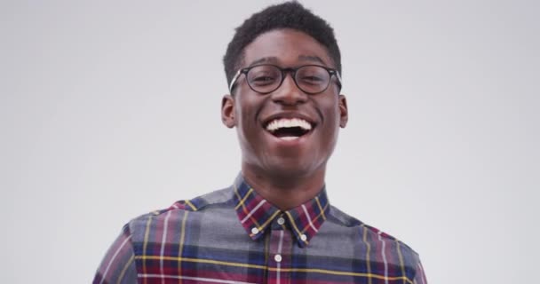 Homem Negro Feliz Apontando Para Você Escolha Decisão Seleção Isolada — Vídeo de Stock
