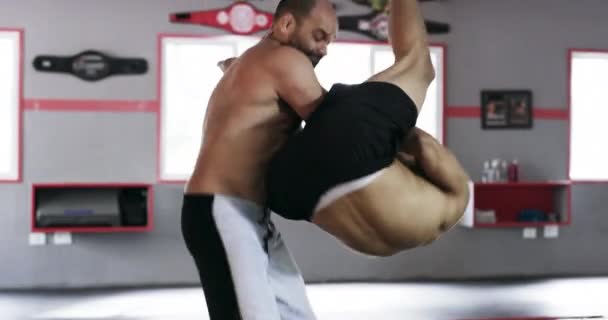 Mma Fitness Combat Gymnastique Par Les Hommes Sur Plancher Pour — Video