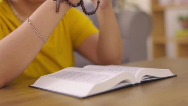 Oración Manos Mujeres Con Biblia Rosarios Meditación Para Bienestar Espiritual — Vídeo de stock