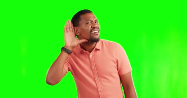 在绿色屏幕上的黑人 手举着聋子 听着问题 耳语着 要求大声说话 说话和说话的男人的交流 沮丧和画像 — 图库视频影像