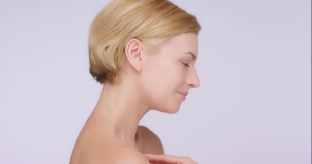 自然皮肤 轮廓和一个女人的脸在工作室的皮肤护理 光泽和健康化妆品 皮肤科和美容美发双手放在脖子上的美容美发模特的头像 — 图库视频影像
