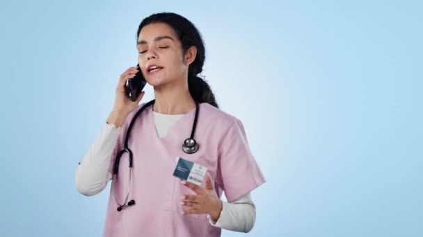 Telefonanruf Krankenschwester Und Frau Auf Blauem Hintergrund Für Telemedizin Online — Stockvideo