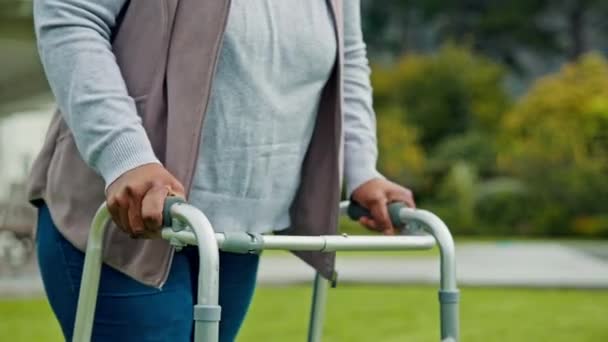 Handen Senior Met Wandelaar Pensionering Wandelen Buiten Tuin Met Frisse — Stockvideo