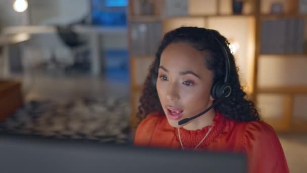 顧客サービス リモートワーク 夜間に自宅のヘッドセットについて話す女性コンサルタント 女性のエージェントとコンピュータ コールセンターとサポートオンラインCrm問題解決のためのコンサルティング — ストック動画