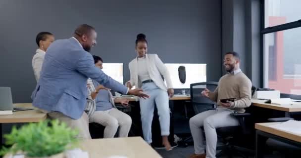企業のオフィスの成功 達成を祝うためにビジネスマン 黒人女性 ダンス エネルギーと幸せな勝者がパーティーで靴をキックオフする従業員のグループ — ストック動画
