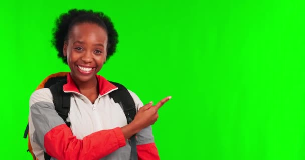 緑の画面 黒の女性と旅行広告 ハイキングやスタジオの背景にプロモーションニュースをポイントします 発表とマーケティングとモックアップスペース 肖像画の情報と女性ハイカー — ストック動画