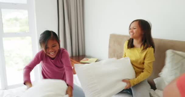 枕头大战和与孩子躺在床上玩耍 一起玩乐的父母 在家里的卧室里与父母玩耍的快乐 微笑和女孩 — 图库视频影像