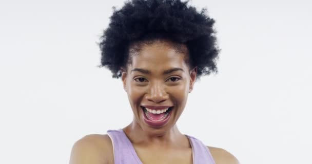 Mulher Estúdio Apontar Para Você Para Aptidão Com Sorriso Cara — Vídeo de Stock