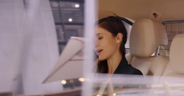 Bizneswoman Telefon Uśmiech Samochodzie Twarz Komunikacja Dla Umowy Tworzenie Sieci — Wideo stockowe