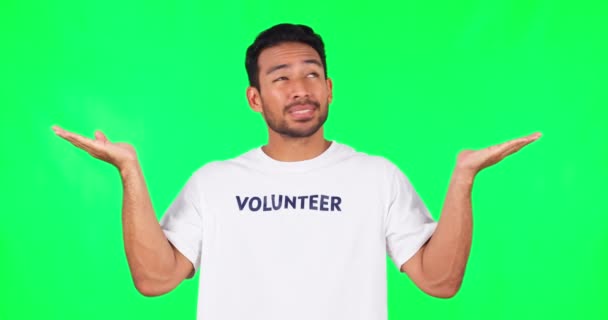 スタジオでのボランティアの男性の顔による緑の画面 選択と手をどのようにモックアップの背景に表現 メニュー 手順やボランティア情報を持つアジアの男性の混乱 決定と肖像画 — ストック動画