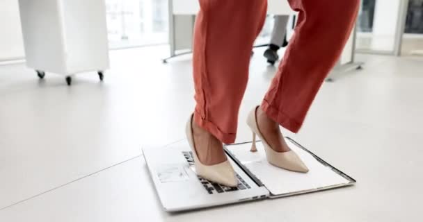 Negócios Falhar Mulher Pés Saltar Laptop Escritório Com Raiva Estresse — Vídeo de Stock