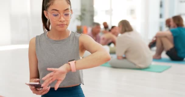 Mobiltelefon Meditation Och Kvinna Med Smart Klocka Yoga Och Motion — Stockvideo
