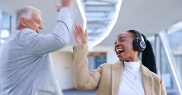 Headphones Music Business Woman Dance High Five Office Walking Motivation — Stock Video
