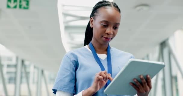 黑人妇女和快乐护士在医院的研究 远程保健或微笑保健 互联网上的技术 医疗专业人员和非洲外科医生 健康应用程序或在线电子邮件滚动 — 图库视频影像
