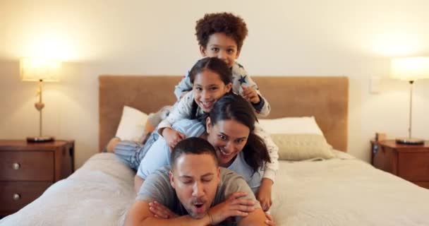 ハッピー 家族と一緒にベッドの上の肖像画は リラックスしたり 絆を結んだり または子供のための愛を持つ親に遊んだりします 面白い記憶 または山に横たわるためのパパのベッドルーム ママと子供 — ストック動画