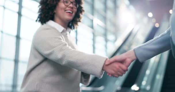 ボケレンズフレアのコラボレーション またはB2Bパートナーシップを持つハンドシェイク ウェルカム ビジネスの人々 スタートアップオフィスでの協力 サポート 成功における握手 幸せな従業員 — ストック動画