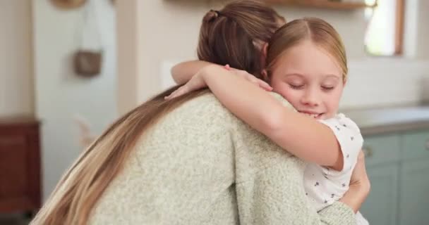 Menina Abraço Mãe Com Amor Cuidado Casa Com Sorriso Juntos — Vídeo de Stock