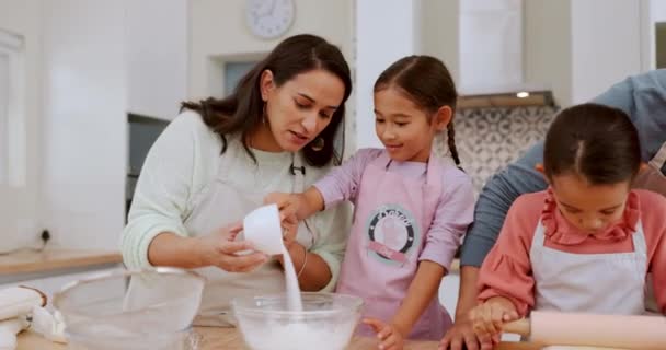 キッチン 幸せな家族の子供たちは デザート 食べ物 またはママ または両親からの助けを借りてレシピの原料を準備します 教えること カップと家庭の父 母親と子供は料理のスキルを学ぶ — ストック動画