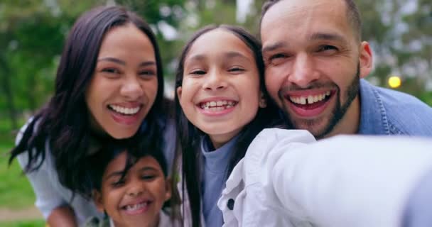 Χαρούμενη Οικογένεια Αγκαλιά Και Ανόητη Selfie Στη Φύση Για Φωτογραφία — Αρχείο Βίντεο