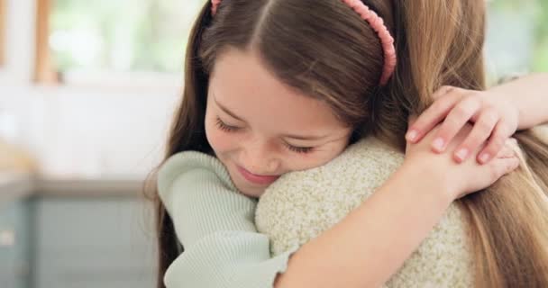 Sevgiler Anne Kız Kucaklaşır Gülümseyerek Kaynaşarak Evde Evde Mutfakta Mutlulukla — Stok video