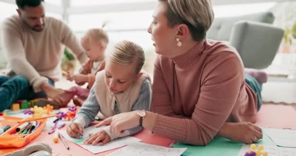 Мама Діти Допомога Малюванням Підлозі Сімейного Будинку Спілкування Навчання Навчання — стокове відео