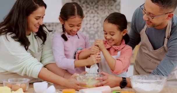Κουζίνα Ανακατέψτε Και Ευτυχισμένη Οικογένεια Παιδιά Ψήσιμο Επιδόρπιο Φαγητό Προετοιμάσει — Αρχείο Βίντεο
