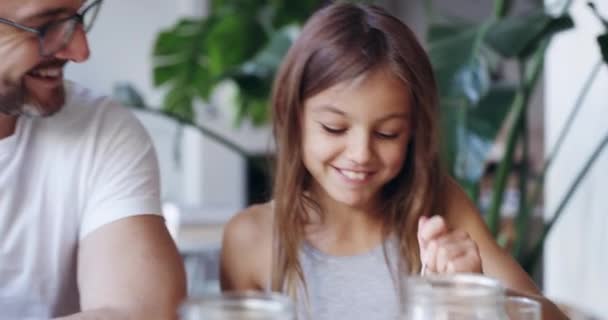 Szczęśliwy Poranek Ojciec Dziecko Razem Śniadaniem Rozmową Śmiechem Dom Rodzina — Wideo stockowe