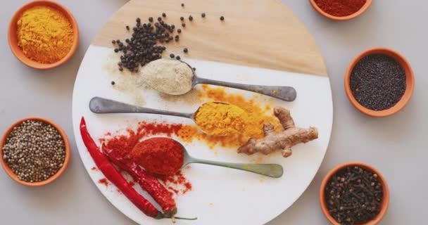 Specerijen Kleurrijke Kruiden Tafel Keuken Voor Koken Eten Kruiden Collectie — Stockvideo