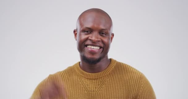 행복한 당신을 가리키고 스튜디오 배경에 선택에 기호에 행복에 아프리카 남성의 — 비디오