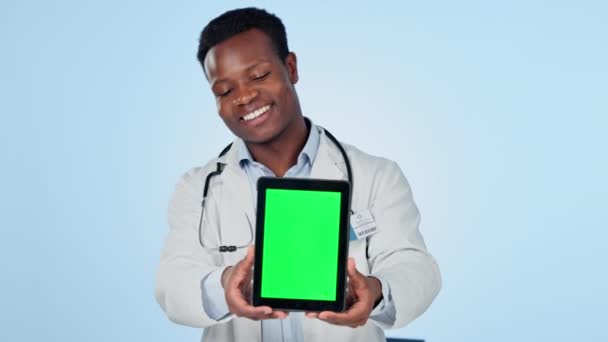 Doktorun Yüzü Yeşil Ekran Tabletli Siyahi Adam Sahte Yer Reklam — Stok video
