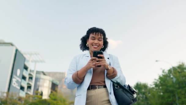 Šťastná Žena Procházky Městě Textování Telefonem Čtení Mailu Nebo Sociálních — Stock video
