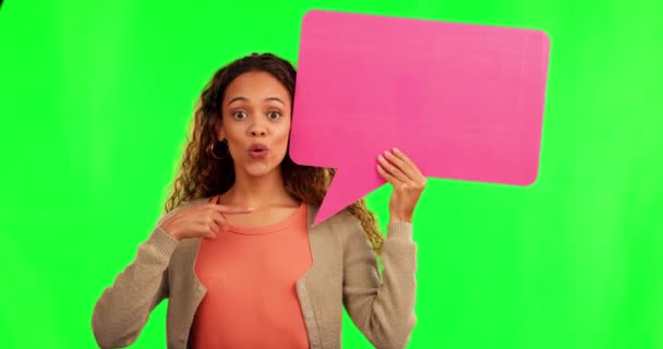 Mulher Surpresa Apontando Para Bolha Fala Tela Verde Para Mídias — Vídeo de Stock