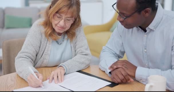 Femme Contrat Assurance Contrat Retraite Avec Conseiller Financier Plan Vie — Video