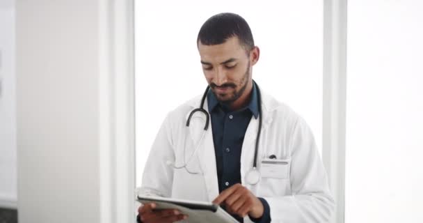 Cuidado Salud Tabletas Feliz Hombre Médico Sonrisa Hospital Para Obtener — Vídeos de Stock