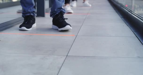 Sociální Distancování Nohy Lidé Stojící Frontě Před Klinikou Medicare Kovidový — Stock video