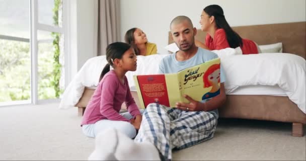 孩子们 早上在卧室里读书 语言发展或照顾 女孩或在地板上放松一下 与妈妈和孩子在家里讲故事 谈情说爱 — 图库视频影像