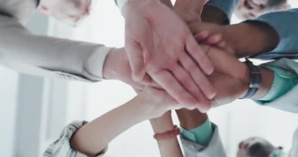 Zakenmensen Handen Teamwork Lage Hoek Met Succes Het Vieren Van — Stockvideo