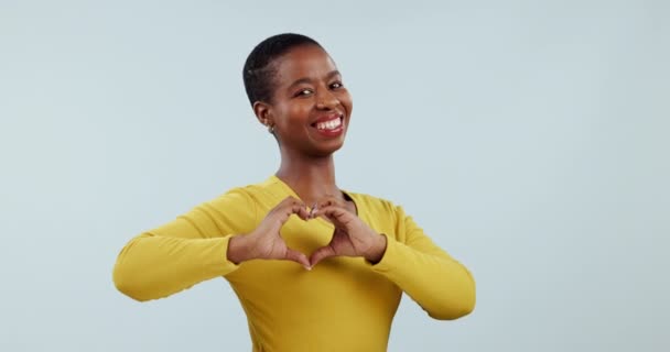 黑人妇女的心脏 手和脸在工作室的善意 健康或慈善捐赠的白人背景 具有爱情图标 希望和感谢支持 情感符号或和平的快乐模型的肖像 — 图库视频影像