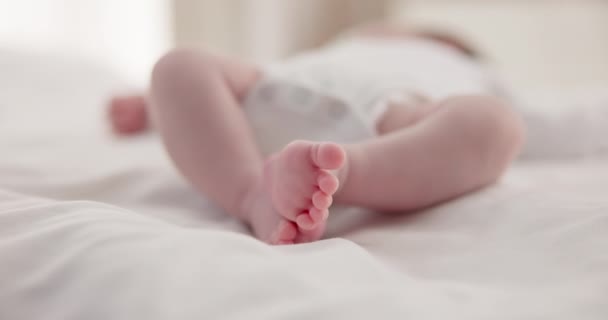 Spánek Rodina Nohy Dítěte Lůžku Pro Péči Dítě Snění Relaxaci — Stock video