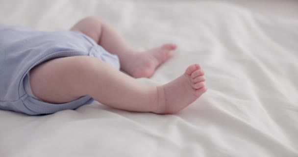 Bedårande Familj Och Fötter Barnet Sängen För Barnomsorg Koppla Och — Stockvideo