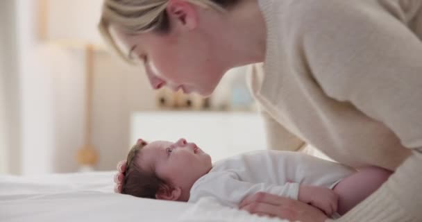 Gelukkig Moeder Baby Kus Met Liefde Zorg Ondersteuning Een Huis — Stockvideo