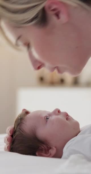 Feliz Mamãe Bebê Beijam Com Amor Cuidado Apoio Uma Casa — Vídeo de Stock