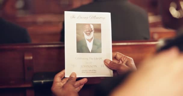 记忆和教堂里的人 参加葬礼 宗教仪式或在小册子上有老年人面孔的纸片节目 悲伤和体恤他人的人 以及在小礼拜堂给家人的小册子 — 图库视频影像