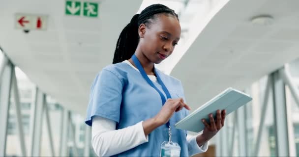 Mujer Negra Tableta Enfermera Hospital Para Investigación Telesalud Atención Médica — Vídeos de Stock