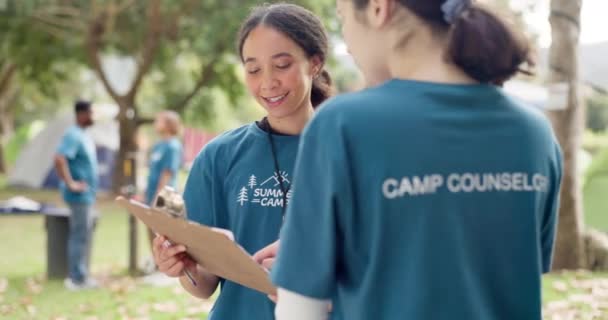 自然和女人 有一个营地列表 计划活动和时间表在早上 志愿者和年轻女孩谈论在公园度假或旅行周末的日程 — 图库视频影像