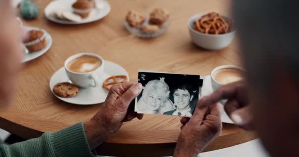 懐かしさ 記憶力を持った人々 古いアルバム 引退後の写真とティーテーブルの上級友人のクローズアップ — ストック動画