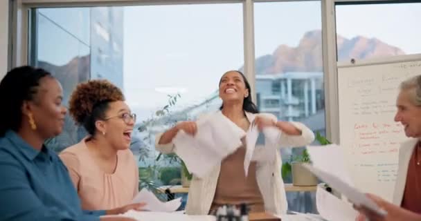 Gente Negocios Feliz Documentos Bailes Celebración Aplausos Terminación Oficina Grupo — Vídeo de stock